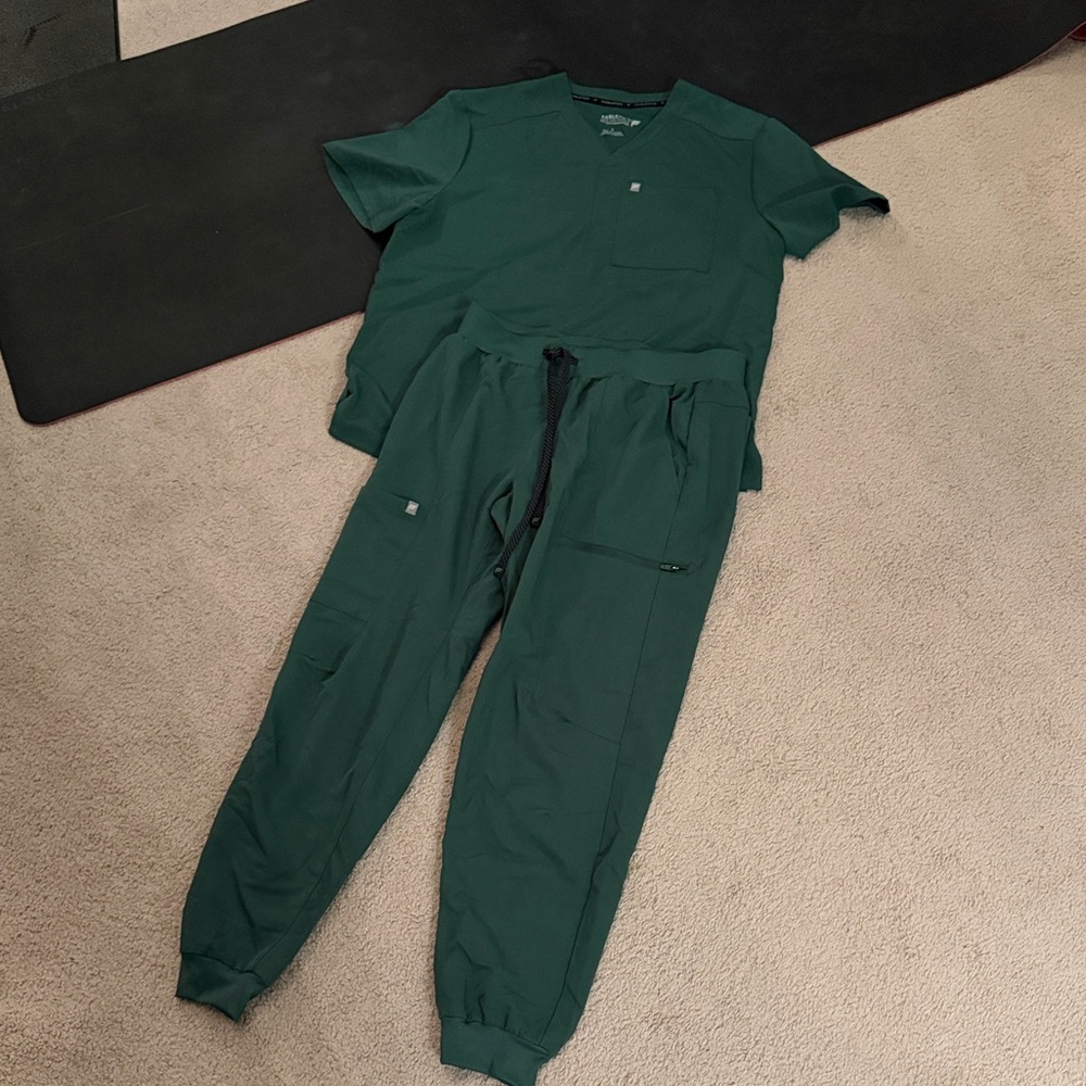 Fabletics Forest Green scrub Set women’s size large set